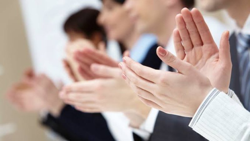 چکچکې يا د لاسونو پړکول څه حکم لري؟